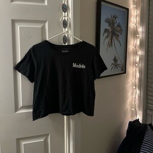 Modelo Black Crop Top